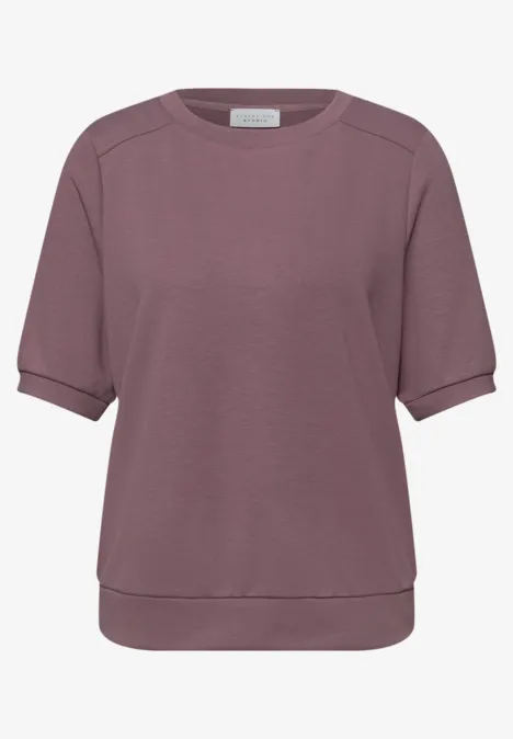 Ein kurzärmliges, leger geschnittenes Sweatshirt in mauve.